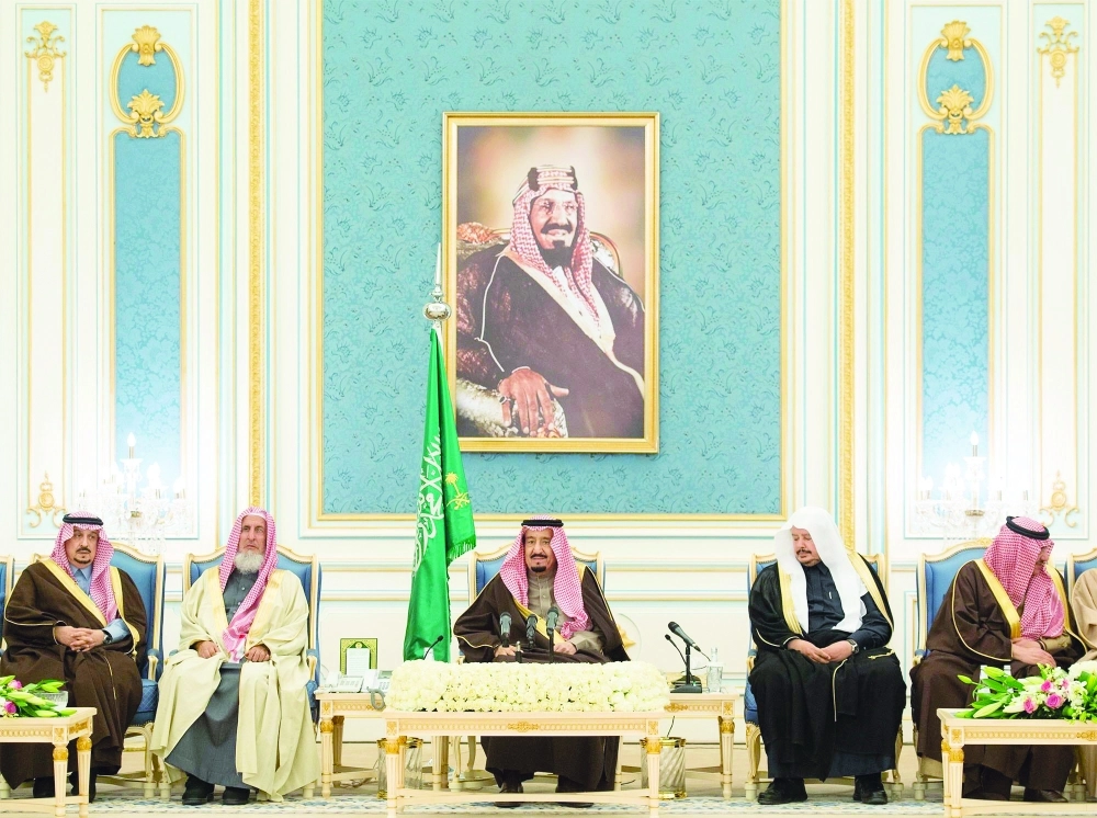 خادم الحرمين خلال استقبال رئيس وأعضاء مجلس الشورى بقصر اليمامة في الرياض أمس                                       (واس) 