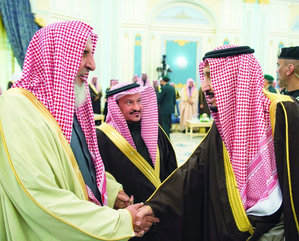 خادم الحرمين مصافحا عبدالعزيز آل الشيخ 