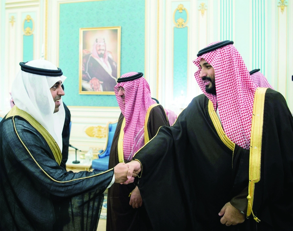 ولي ولي العهد مصافحا أعضاء المجلس 