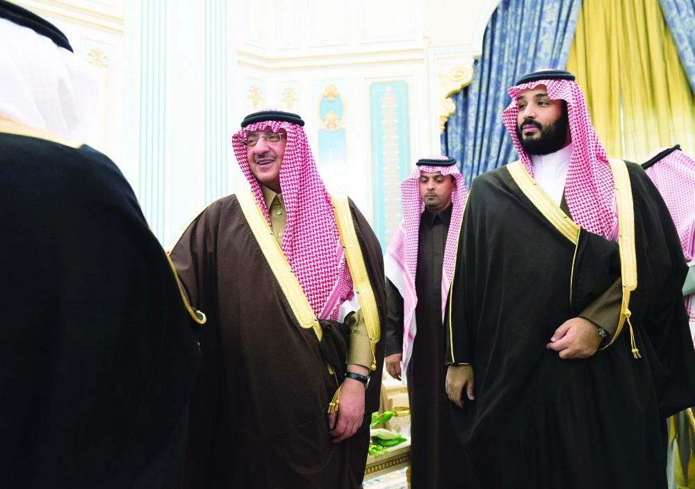 ولي العهد وولي ولي العهد يصافحان أعضاء المجلس