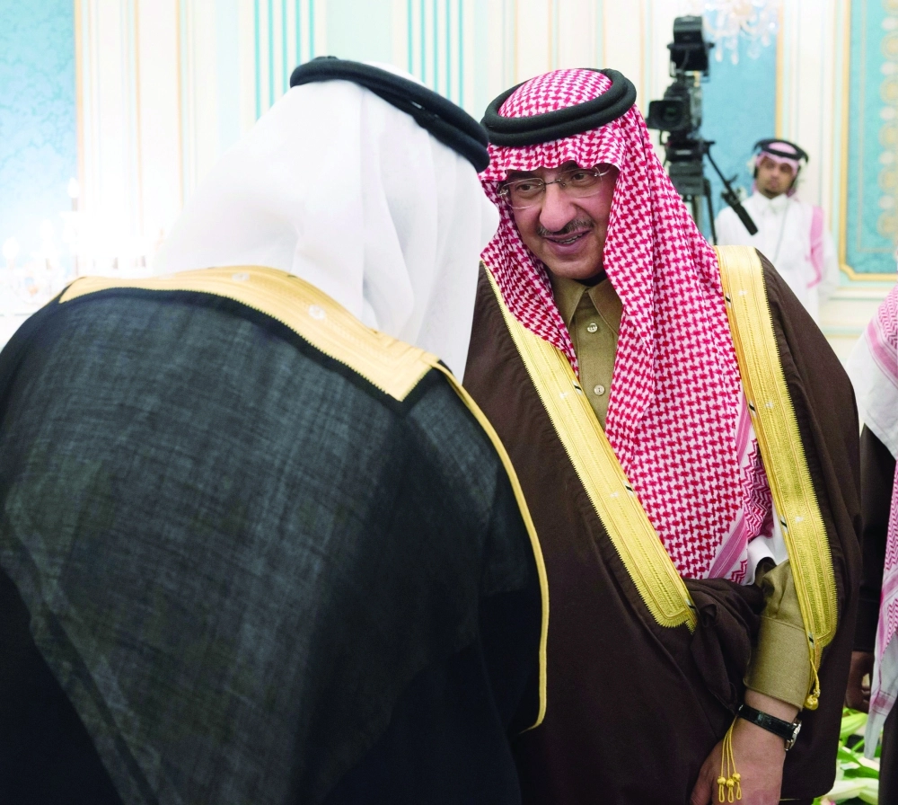 ولي العهد مصافحا أحد الأعضاء