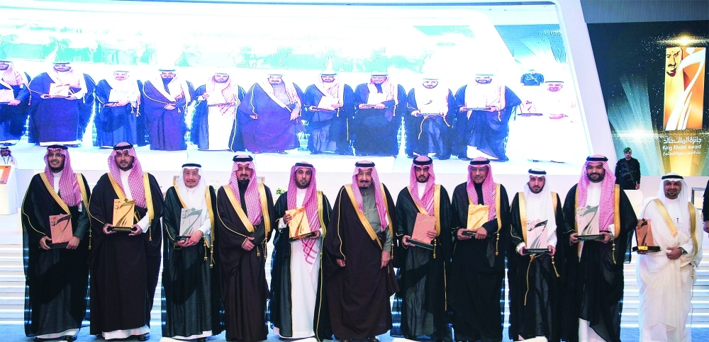 خادم الحرمين يتوسط الفائزين بجائزة الملك خالد