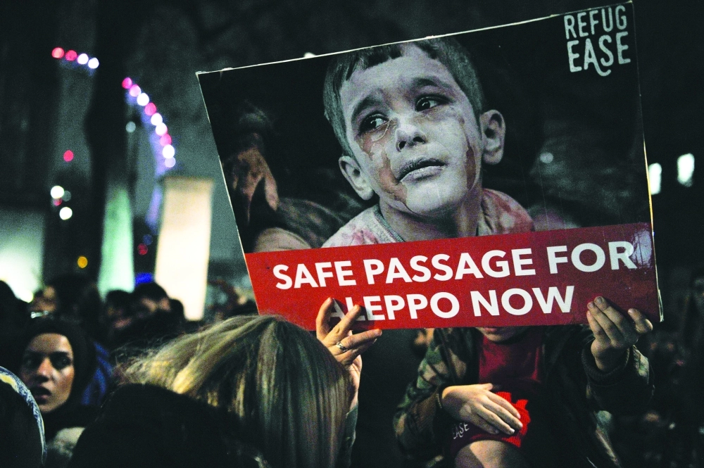 متظاهرون يتضامنون مع مدنيي حلب في لندن                                    (أ ف ب)