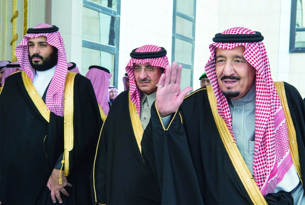 الملك سلمان لدى وصوله مجلس الشورى بحضور ولي العهد وولي ولي العهد (بندر الجلعود)