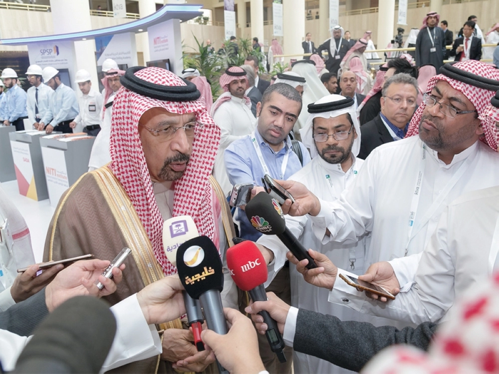 الفالح خلال حديثه للصحفيين   