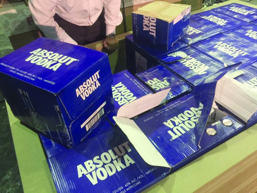 الخمور مخبأة في الخشب         (مكة) 