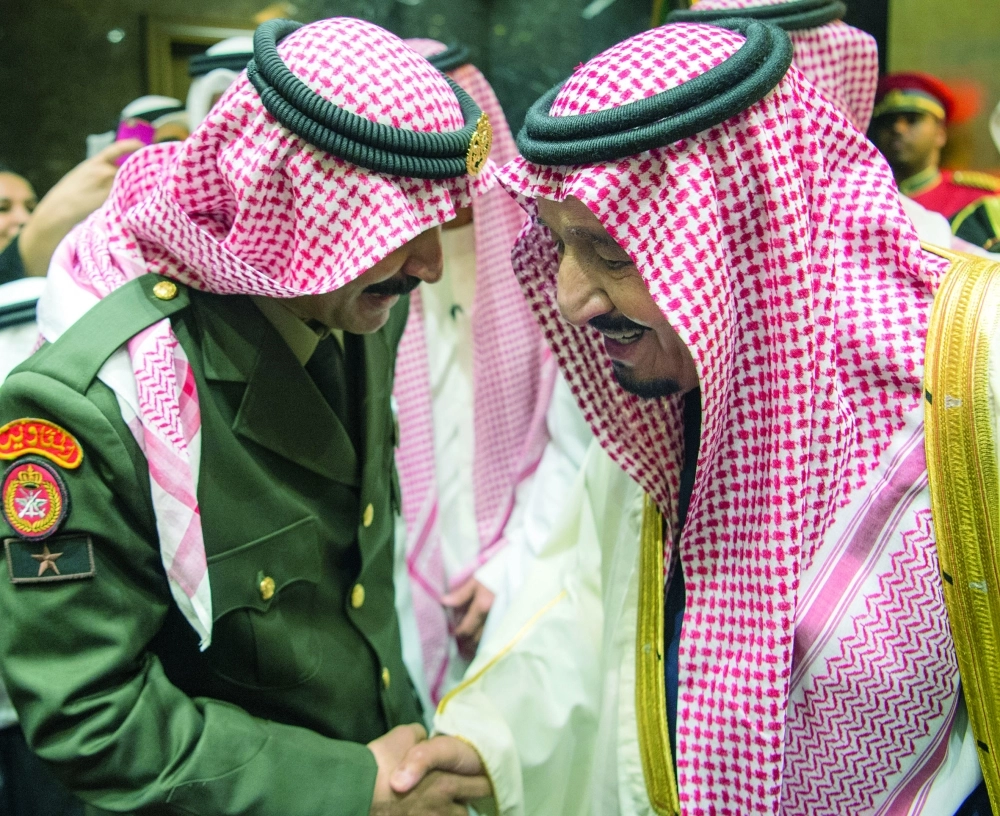 
الملك سلمان في حديث مع الشاعر حزام الشمري عقب إلقاء قصيدته في دار الأوبرا  (بندر الجعلود)