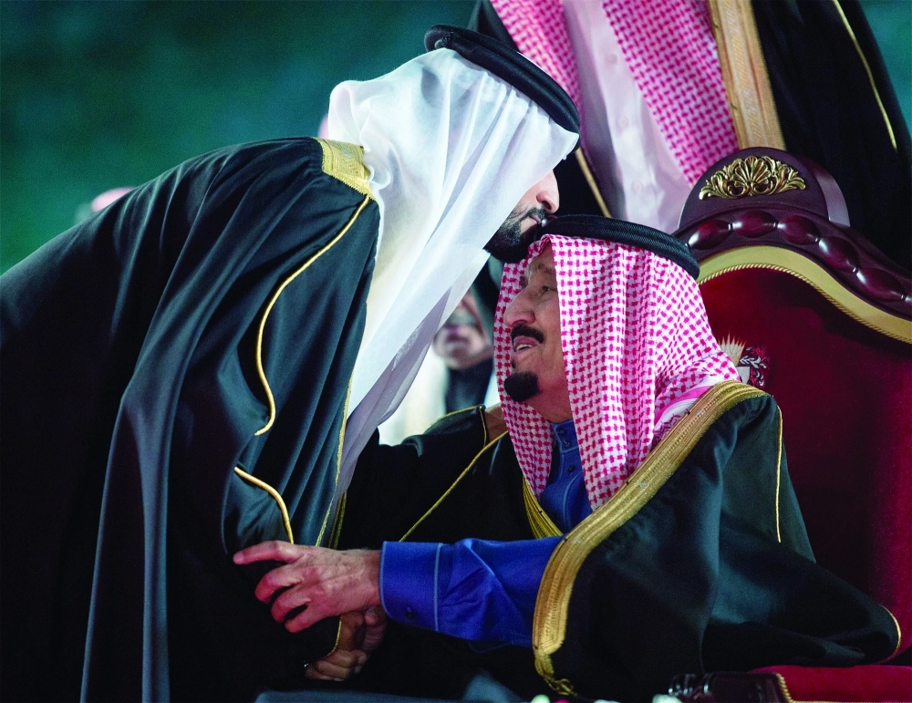 الملك سلمان ويبدو الشاعر ناصر آل خليفة يقبل رأسه بعد إلقاء قصيدته (بندر الجلعود)