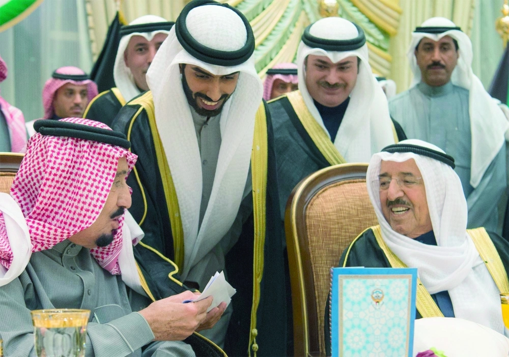 الملك سلمان يتسلم قصيدة الشاعر الكويتي حمود المري التي ألقاها في حفل عشاء أمير الكويت (بندر الجلعود)