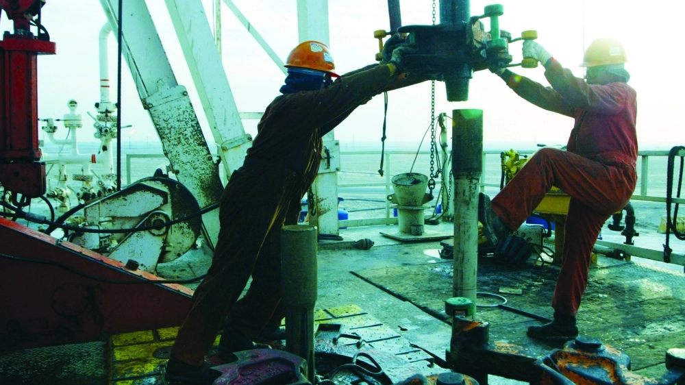 عاملان في أحد حقول المنطقة المحايدة                             (مكة)