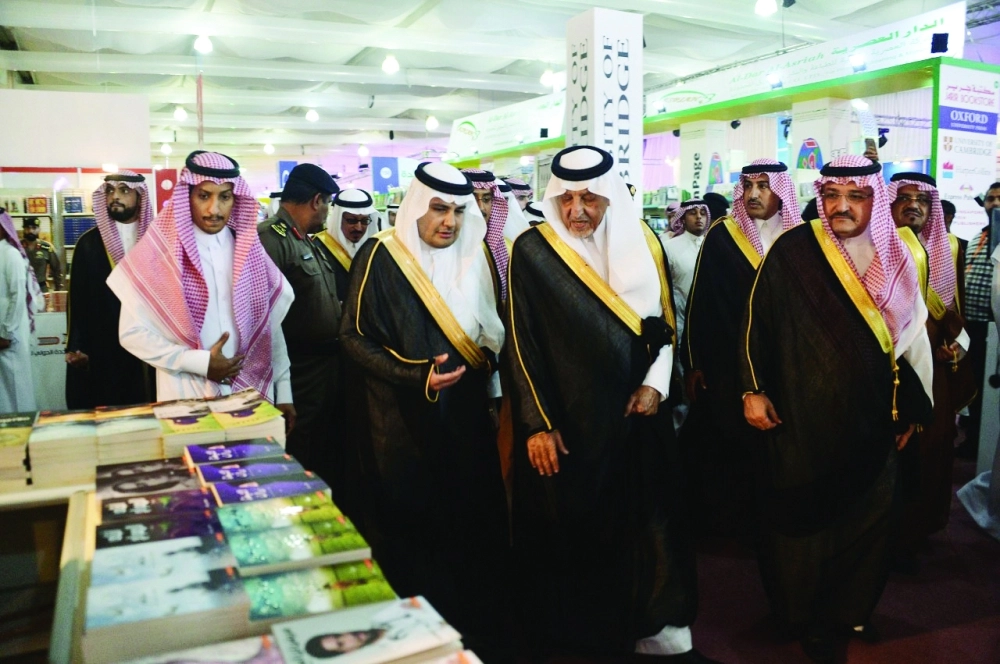 الفيصل يتفقد إصدارات أحد الأجنحة                                                    (مكة)