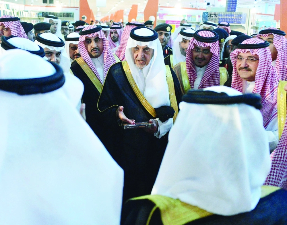 نقاش بين الفيصل وأحد العارضين              (واس)