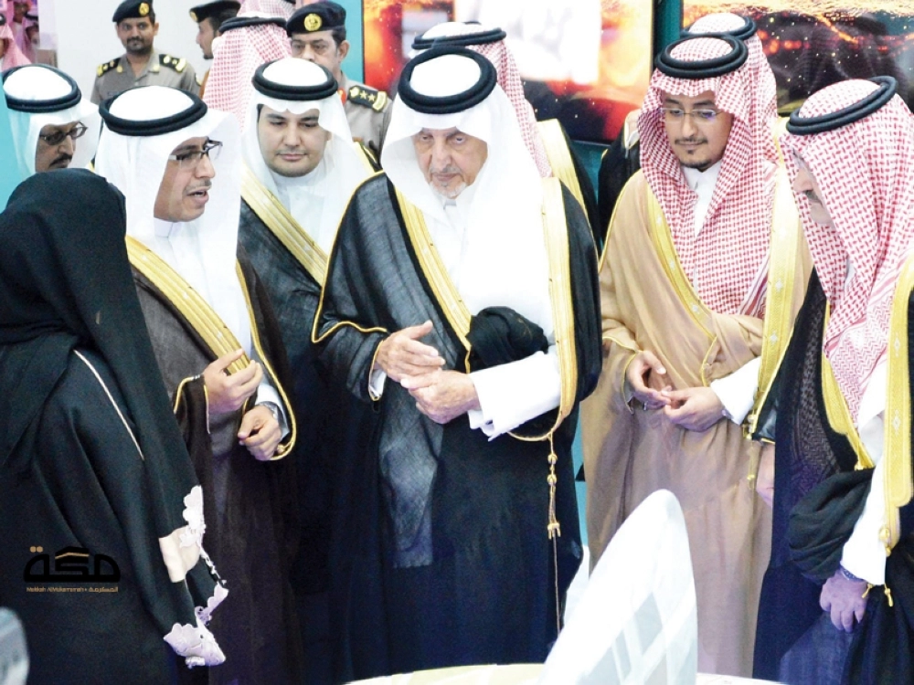 الأمير خالد الفيصل لدى رعايته انطلاق فعاليات معرض جدة الدولي للكتاب (أمس)