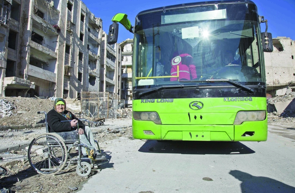 .. ومسنة تنتظر حافلة  