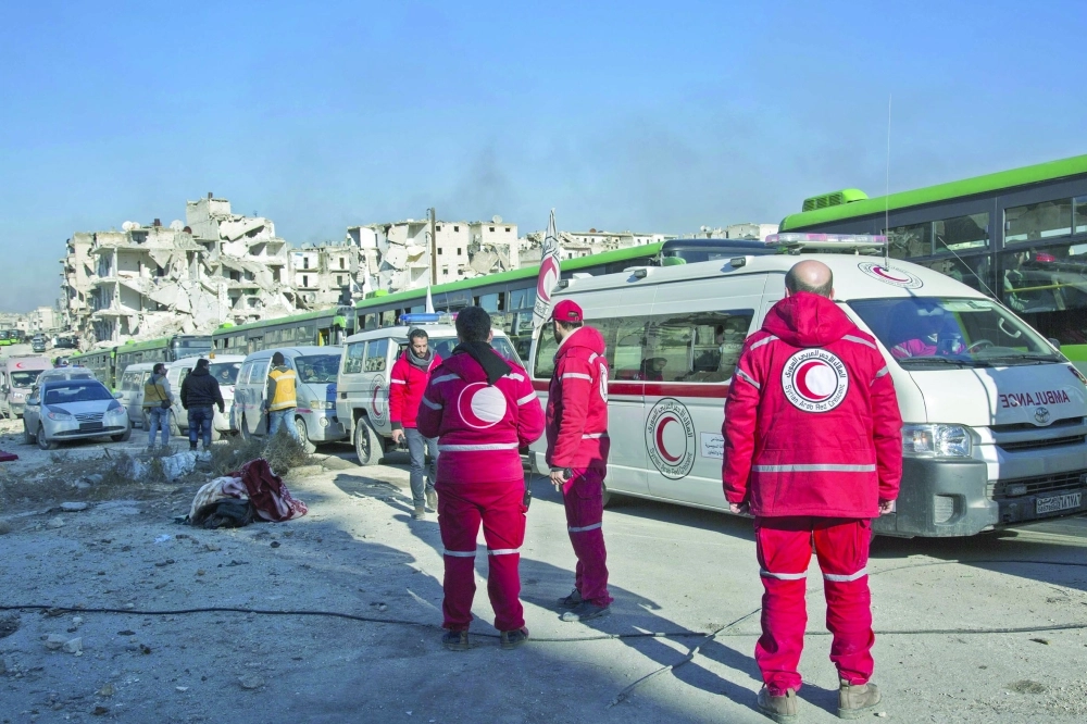 موظفو الهلال الأحمر خلال عملية الإجلاء 