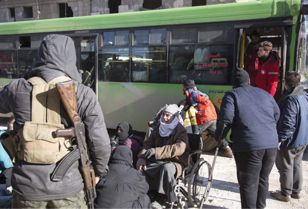 

عملية الإجلاء الأولى لأسر مقاتلي المعارضة السورية من حلب الشرقية المحاصرة، بموجب اتفاق لمغادرة المدينة بعد سنوات من القتال، وذلك برعاية تركية روسية. 