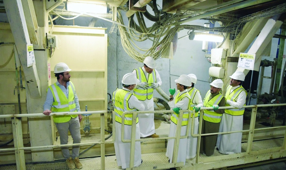 ويستمعون لشرح عن آلية الحفر العميقة  