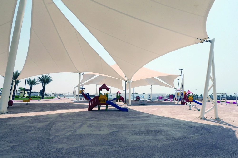 مظلات تغطي ألعاب الأطفال 