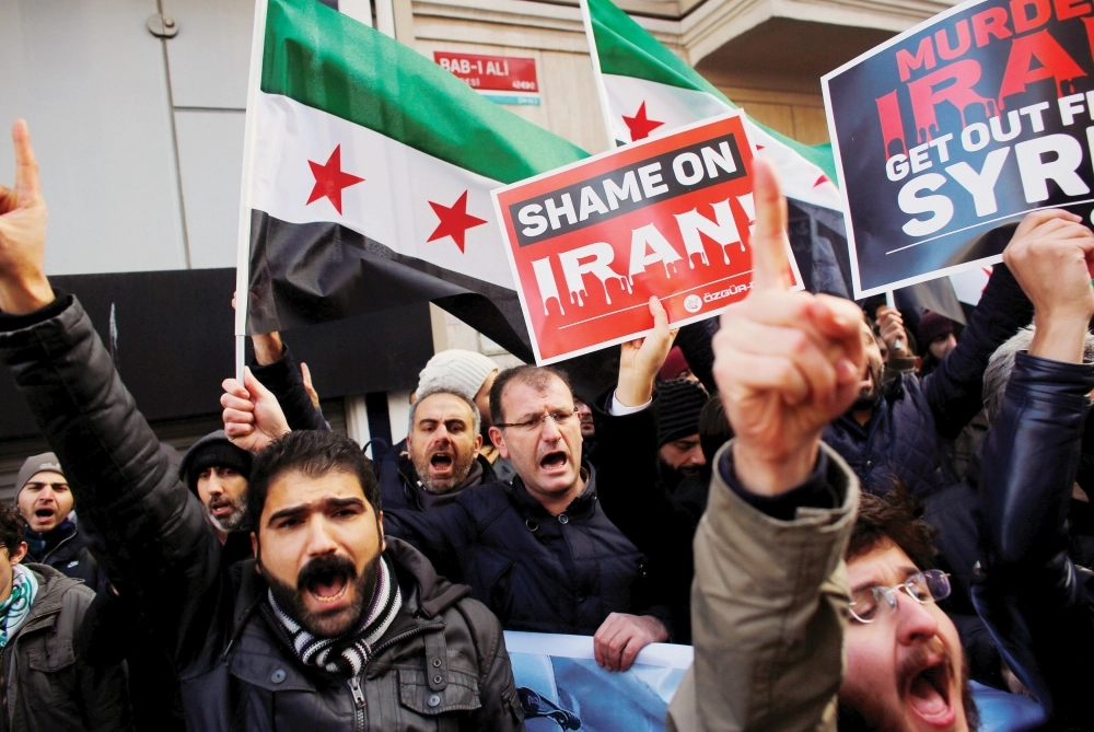3متظاهرون رددوا هتافات معادية لإيران أمام سفارتها في إسطنبول ضد تورطها في حلب (أ ف ب، رويترز)