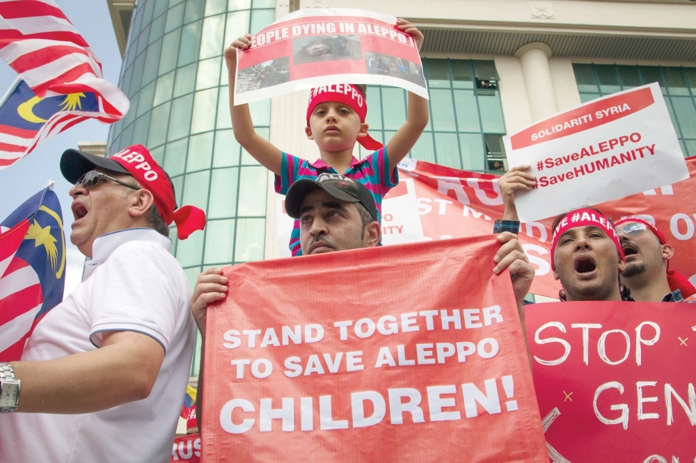 محتجون متضامنون مع أهل حلب أمام السفارة الروسية في كوالالمبور (أ ب)