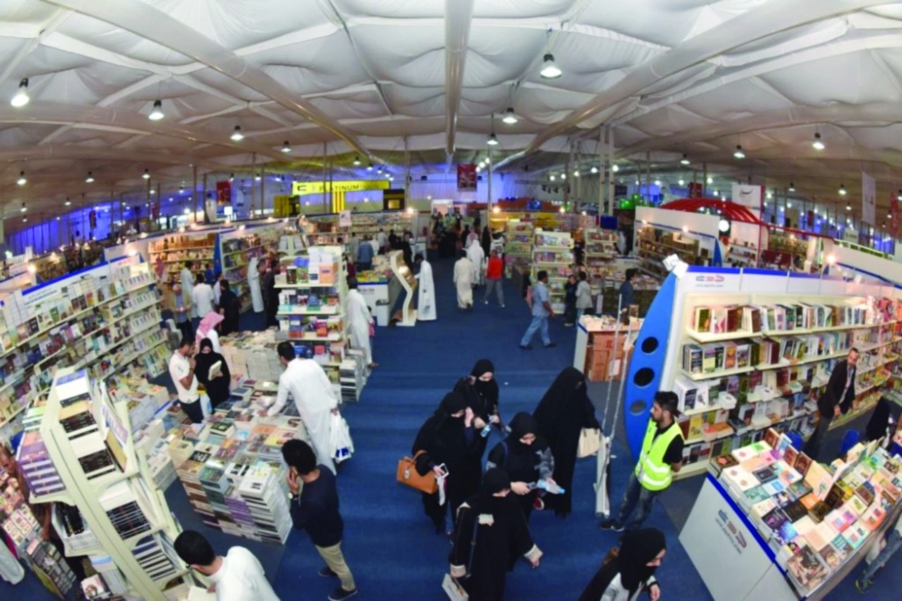  	
   زوار المعرض داخل الأجنحة أمس (محمد يحيى)
