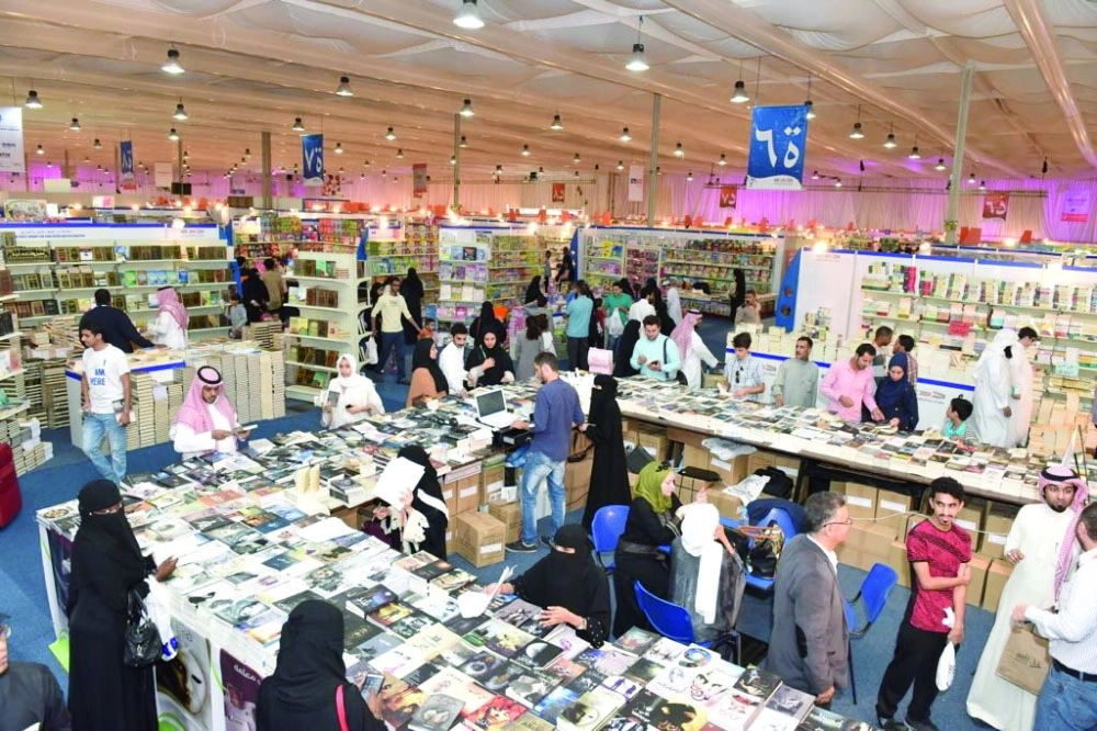  رواد يتجولون في أجنحة المعرض                           (محمد يحيى)