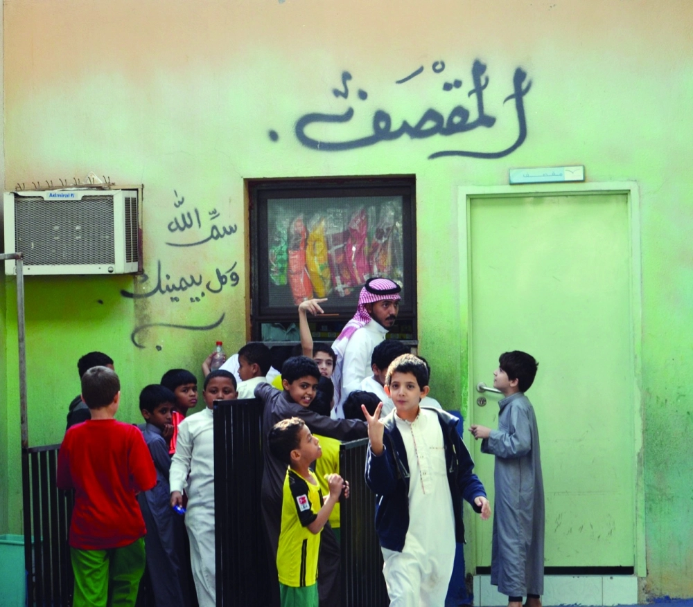 طلاب يتزاحمون أمام أحد المقاصف (عبدالمحسن دومان)