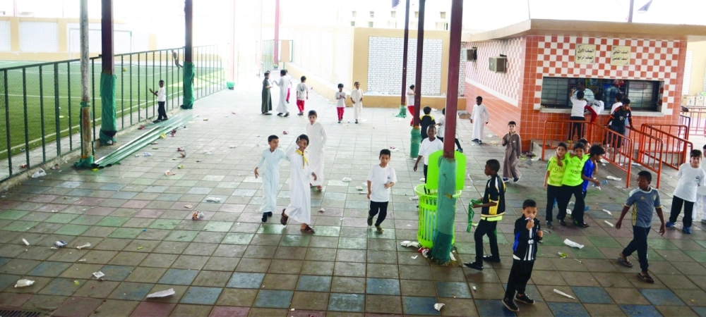 مخلفات متناثرة على الأرض لعدم توفير سلال وتعويد الطلاب عليها            (عبدالمحسن دومان)  