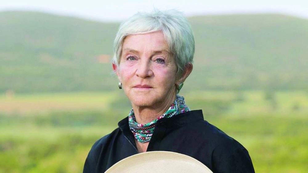 بوليت جايلز روائية وشاعرة معروفة تعيش في مزرعة قرب سان أنتونيو ـ تكساس.