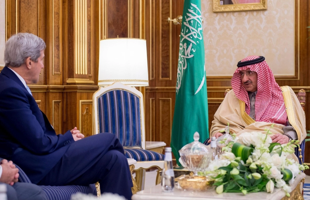 الأمير محمد بن نايف لدى لقائه جون كيري اليوم في الرياض (واس)