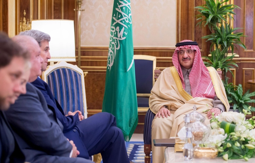 الأمير محمد بن نايف لدى لقائه جون كيري اليوم في الرياض (واس)