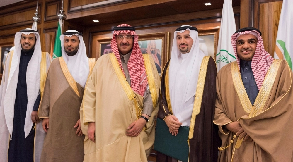 الأمير محمد بن نايف متوسطا عددا من مسؤولي الصحة ورجال الأعمال