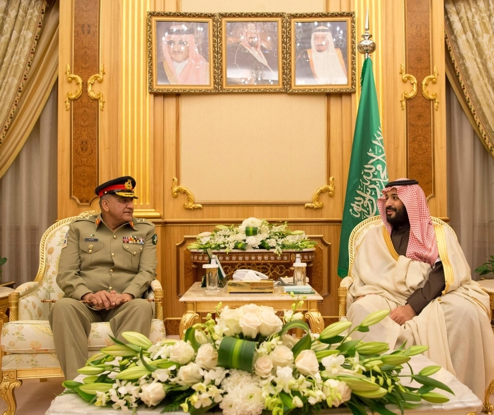 الأمير محمد بن سلمان لدى لقائه قمر جاويد باجوا في قصر اليمامة اليوم (واس)