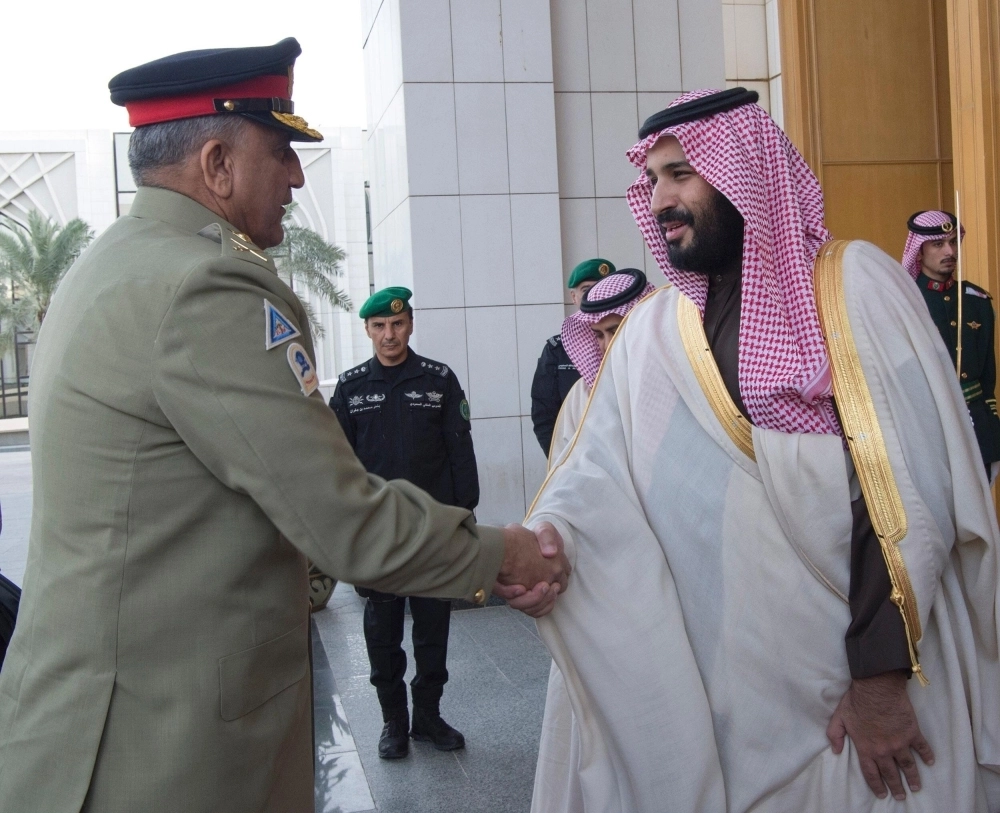 الأمير محمد بن سلمان لدى لقائه قمر جاويد باجوا في قصر اليمامة اليوم (واس)