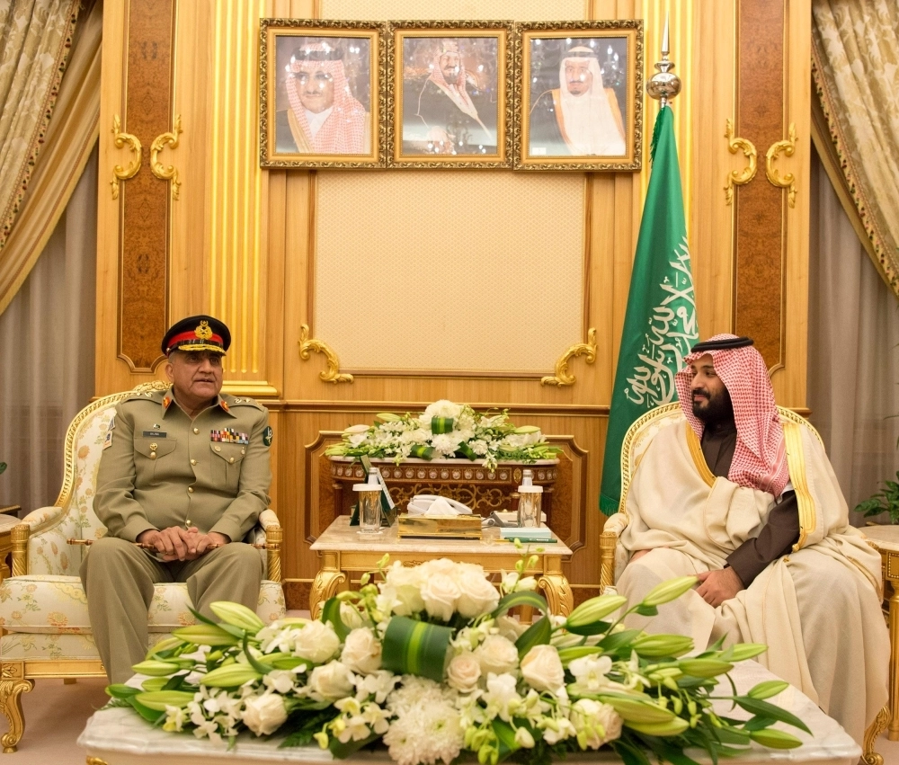 الأمير محمد بن سلمان لدى لقائه قمر جاويد باجوا في قصر اليمامة اليوم (واس)