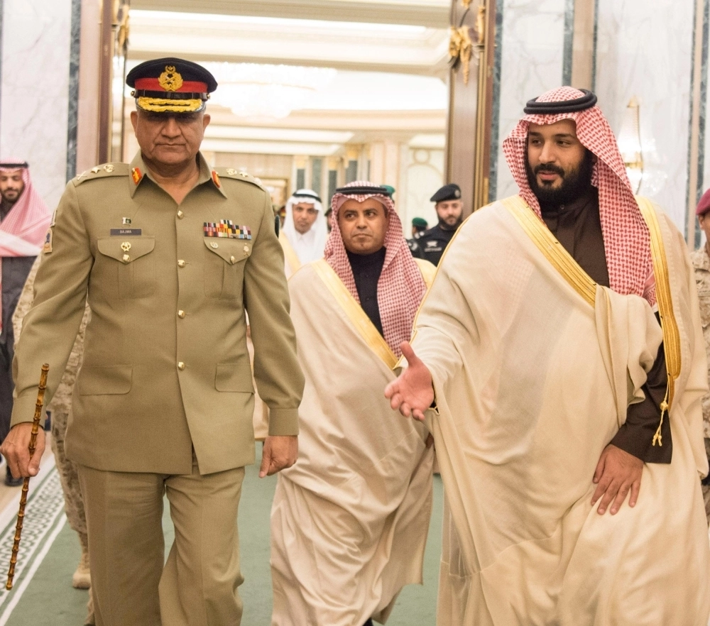 الأمير محمد بن سلمان لدى لقائه قمر جاويد باجوا في قصر اليمامة اليوم (واس)