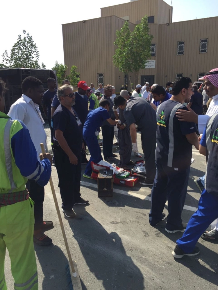 الفرق الإسعافية خلال مباشرة الحادث (مكة)