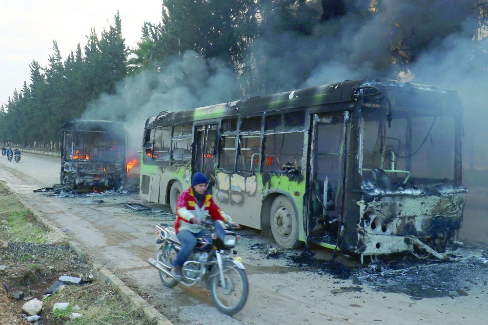 احتراق حافلات في طريقها إلى الفوعة وكفريا في هجوم (رويترز)