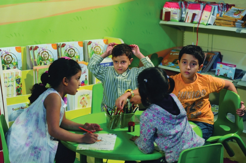 أطفال يستمتعون بالقراءة داخل جناحهم