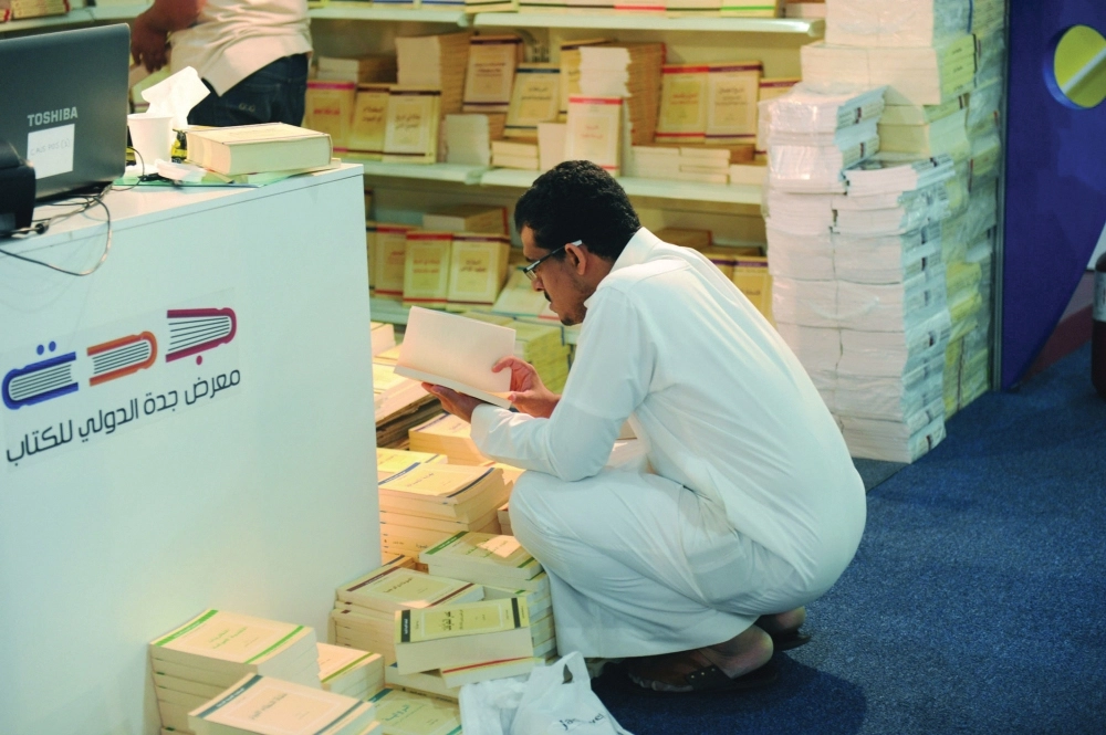 باحث يجلس لتفحص كتاب           (محمد يحيى) 