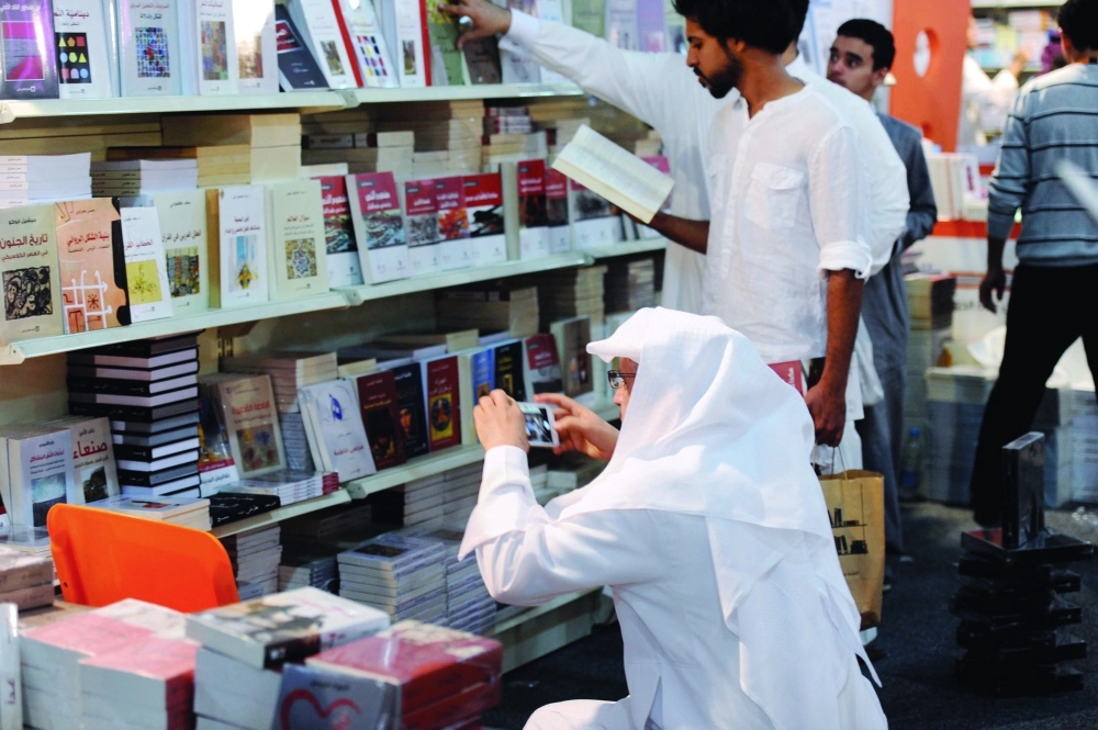 شاب يلتقط صورة لكتاب 