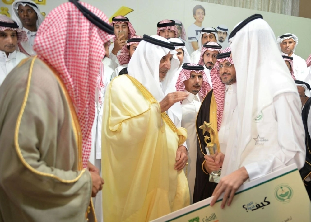 خالد الفيصل في حديث مع طالب متميز