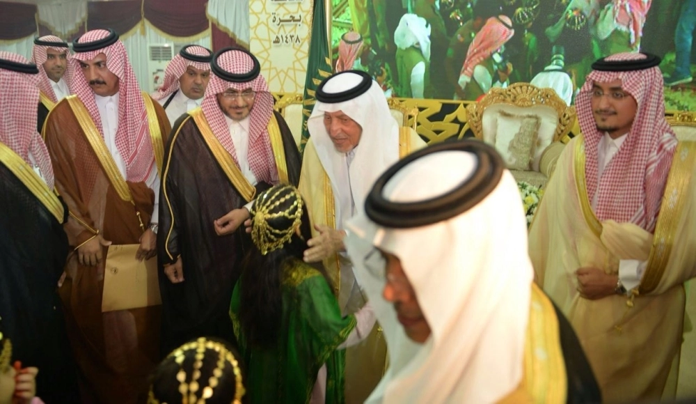  خالد الفيصل خلال لقائه أهالي بحرة والجموم اليوم (مكة)