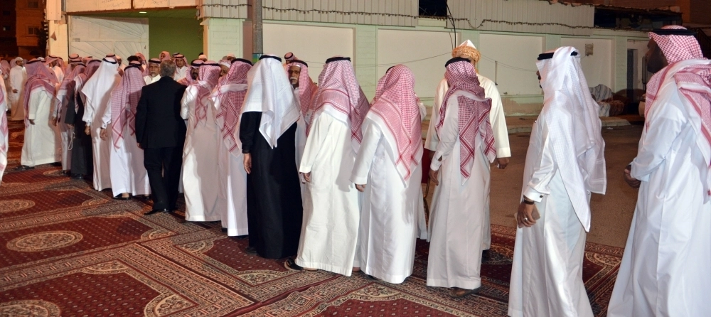 عدد كبير من المواطنين يتوافدون لتقديم العزاء     (عبدالمحسن دومان)