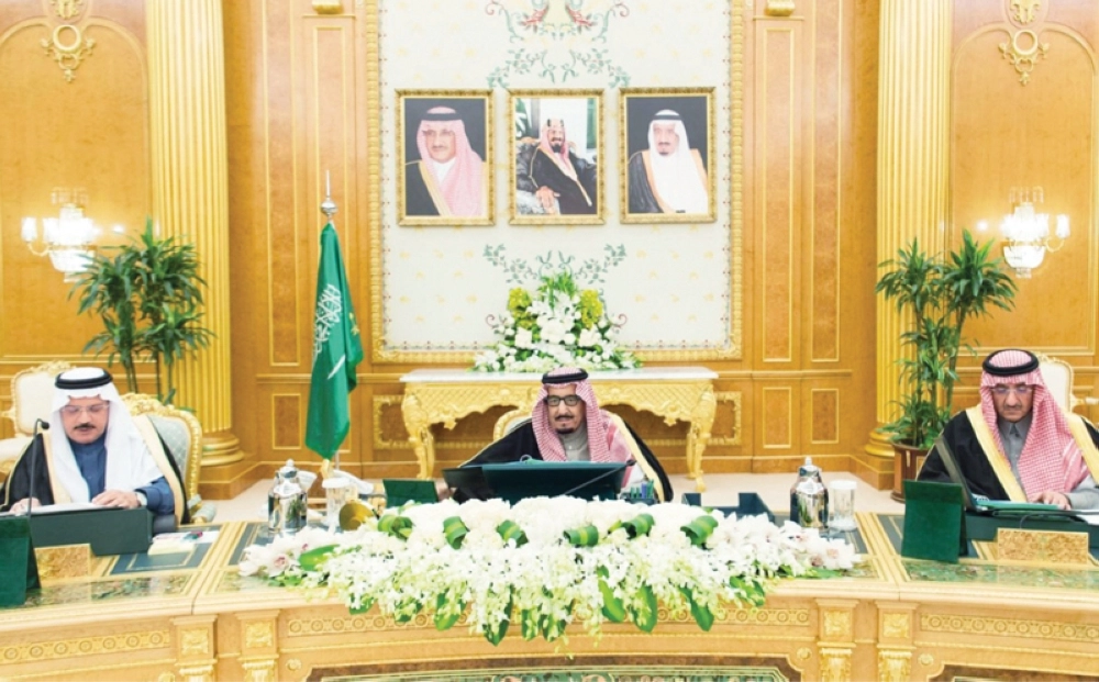 الملك سلمان خلال ترؤسه جلسة المجلس في قصر اليمامة أمس بحضور ولي العهد (واس)