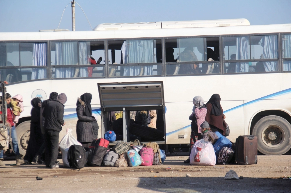 سوريون يغادرون شرق حلب بعد استئناف عملية الإجلاء أمس                                                                                            (أ ف ب)