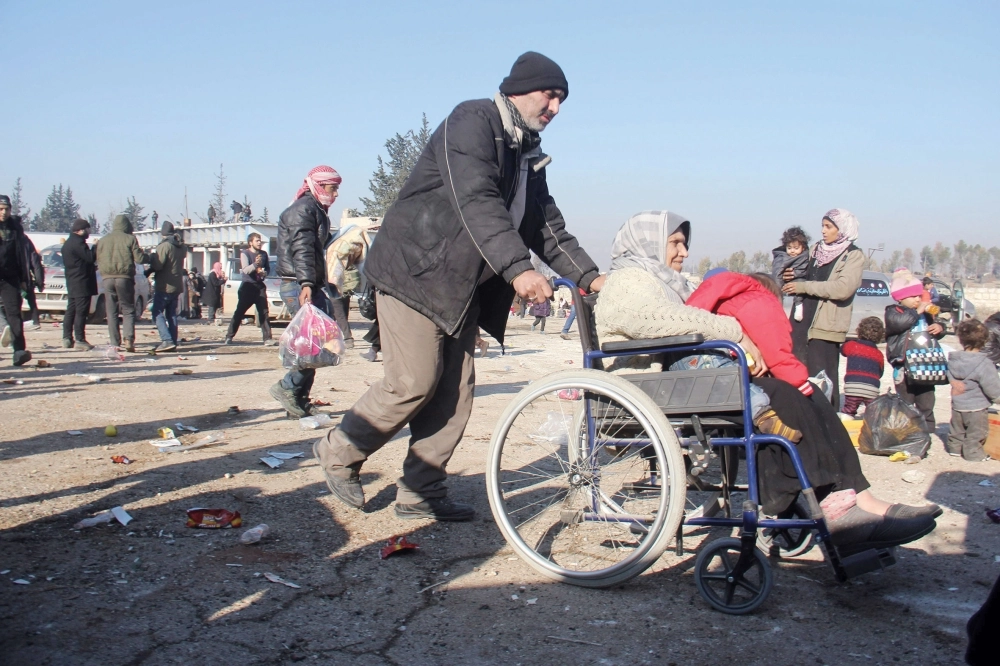 سوريون يغادرون شرق حلب بعد استئناف عملية الإجلاء أمس (أ ف ب) 2