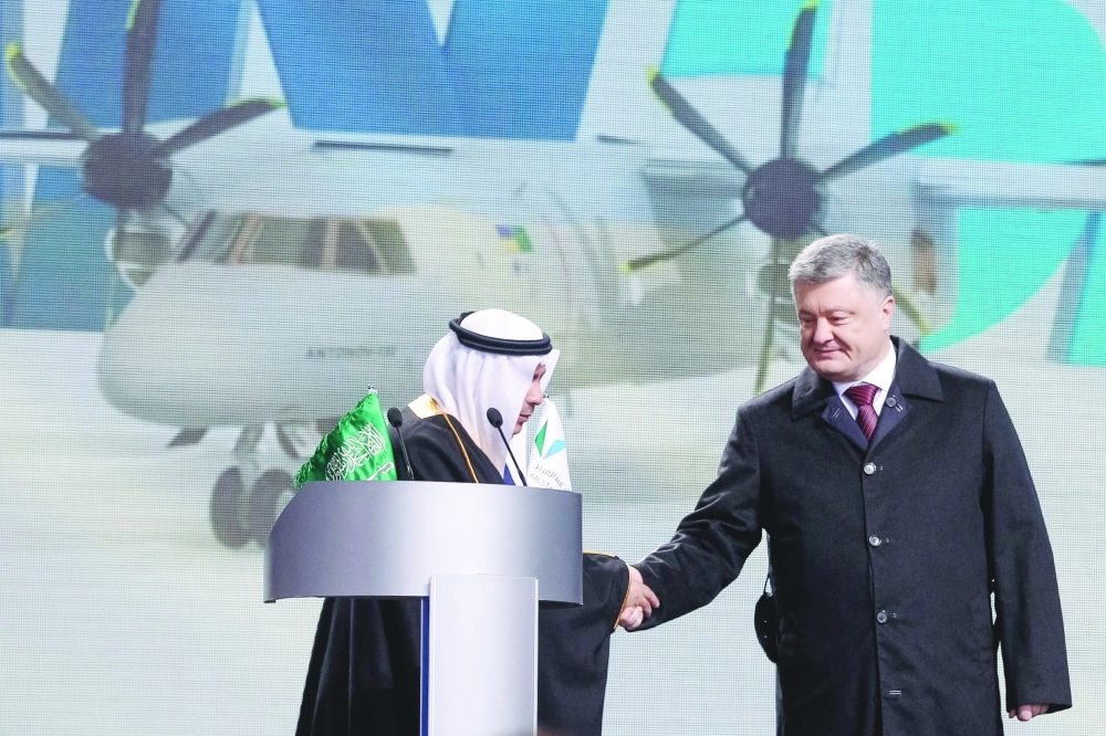 تركي بن سعود وبيترو بوريشنكو خلال التدشين أمس  