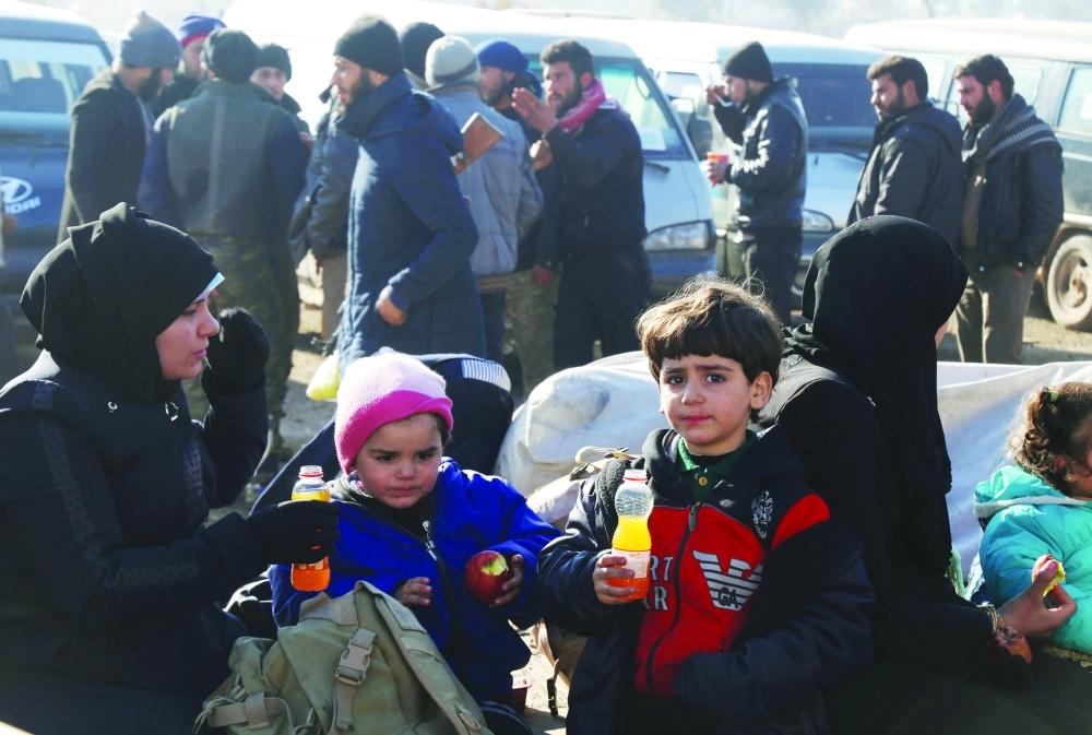 سوريون مجلون يصلون إلى خان العسل التي تسيطر عليها المعارضة غرب حلب                                                                           (أ ف ب)