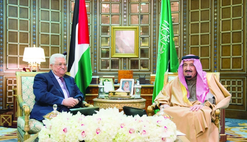 الملك سلمان خلال مباحثاته مع الرئيس الفلسطيني                                      (واس)